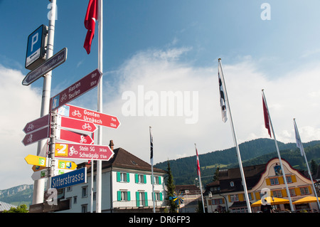 Wegweiser für Schweizer nationalen Langstrecken- und regionalen Radwege in Appenzell, Schweiz Stockfoto
