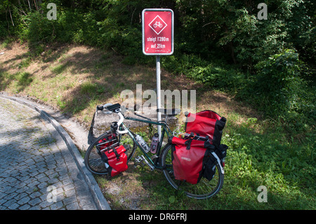 Dawes Galaxy Tourenrad mit Packtaschen neben dem Schild für Radfahrer, Klausenpass (1952 m), Schweizer Alpen Stockfoto