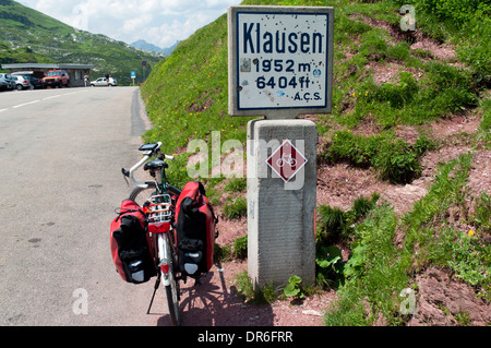 Dawes Galaxy Tourenrad mit Packtaschen neben dem Gipfel Zeichen der Klausenpass (1952 m) in den Schweizer Alpen Stockfoto