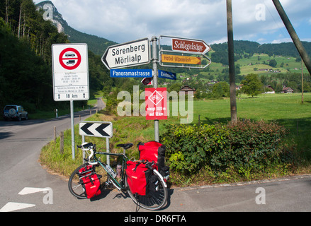 Dawes Galaxy Tourenrad mit Packtaschen neben dem Straßenschild Glaubenbielen-Pass (1611 m) in der Nähe von Giswill in den Schweizer Alpen Stockfoto