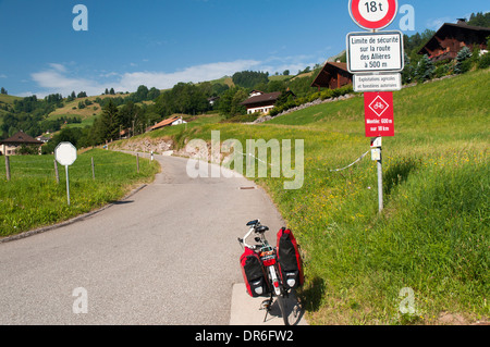 Dawes Galaxy Tourenrad mit Packtaschen neben dem Zeichen für den Aufstieg zu Halte d'Allières in der Nähe von Montbovon in der Schweiz Stockfoto