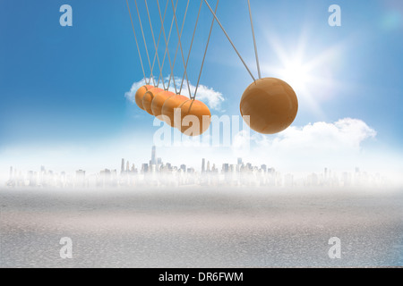 Newton-Wiege über Stadt in der Wüste Stockfoto