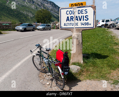 Dawes Galaxy Tourenrad mit Packtaschen neben dem Gipfel Zeichen des Col des Aravis (1498 m) in der Nähe von Annecy in Frankreich Stockfoto