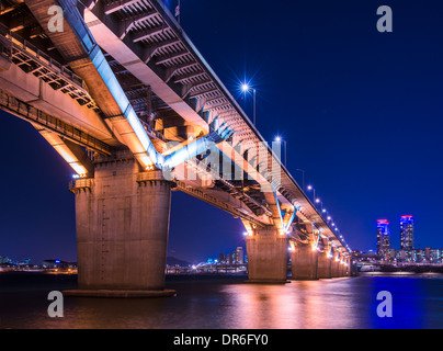 Seoul, Südkorea und Brücke über den Fluss Han. Stockfoto