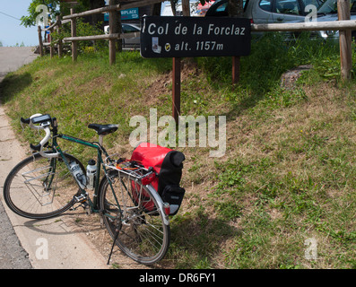 Dawes Galaxy Tourenrad mit Packtaschen neben dem Gipfel Zeichen des Col De La Forclaz (1157 m) in der Nähe von Annecy in Frankreich Stockfoto