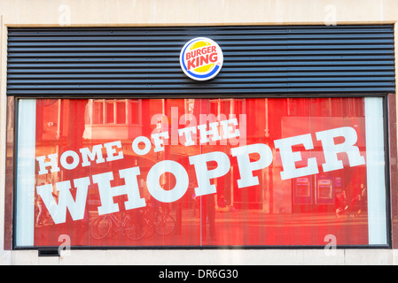 Ein Schild im Fenster einen Burger king Schnellrestaurant in Peterborough UK die Heimat der whopper Stockfoto