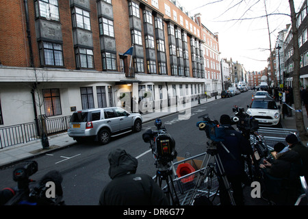 Britische Polizisten im Dienst außerhalb des Königs Edward VII-Krankenhauses in London, Großbritannien, 3. März 2013. Stockfoto