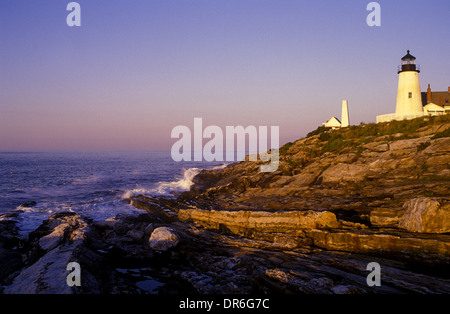 Morgen Licht leuchtet über gefährliche Felsformationen von Pemaquid Point Lighthouse. Stockfoto