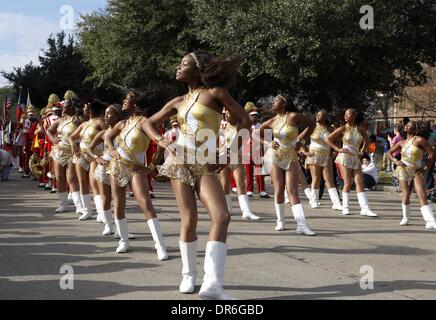 Houston. 20. Januar 2014. Cheerleader März während einer Parade, Martin Luther King Day in Houston, 20. Januar 2014 zu markieren. Verschiedene Aktivitäten sind am dritten Montag im Januar findet jedes Jahr in den Vereinigten Staaten zu Ehren von Martin Luther King Jr., der am 4. April 1968 im Alter von 39 Jahren ermordet wurde. Bildnachweis: Song Qiong/Xinhua/Alamy Live-Nachrichten Stockfoto