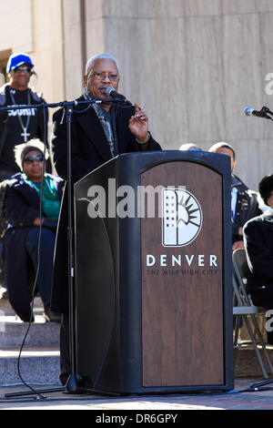 Denver, Colorado USA - 20. Januar 2014. Pfr. Dr. Derek Barber König, spricht Neffe von Dr. Martin Luther King eine Menge während einer Kundgebung am Civic Center Park während der 28. jährlichen Marade zum Gedenken an Dr. Martin Luther King.  Die Marade in Denver wird angepriesen als das größte Feier dieser Art im Land. Bildnachweis: Ed Endicott/Alamy Live-Nachrichten Stockfoto