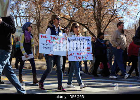 Denver, Colorado USA - 20. Januar 2014. Marchers Parade vom Stadtpark, Civic Center Park am 28. jährlichen Marade zum Gedenken an Dr. Martin Luther King.  Die Marade in Denver wird angepriesen als das größte Feier dieser Art im Land. Bildnachweis: Ed Endicott/Alamy Live-Nachrichten Stockfoto