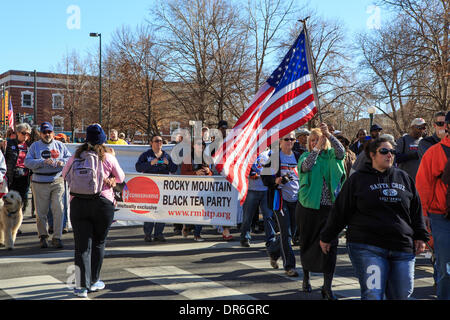 Denver, Colorado USA - 20. Januar 2014. Marchers Parade vom Stadtpark, Civic Center Park am 28. jährlichen Marade zum Gedenken an Dr. Martin Luther King.  Die Marade in Denver wird angepriesen als das größte Feier dieser Art im Land. Bildnachweis: Ed Endicott/Alamy Live-Nachrichten Stockfoto