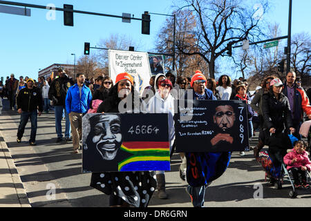 Denver, Colorado USA - 20. Januar 2014. Marchers Parade vom Stadtpark, Civic Center Park am 28. jährlichen Marade zum Gedenken an Dr. Martin Luther King.  Die Marade in Denver wird angepriesen als das größte Feier dieser Art im Land. Bildnachweis: Ed Endicott/Alamy Live-Nachrichten Stockfoto