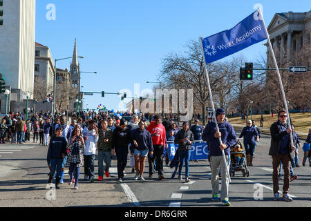 Denver, Colorado USA - 20. Januar 2014. Marchers Parade vom Stadtpark, Civic Center Park am 28. jährlichen Marade zum Gedenken an Dr. Martin Luther King.  Die Marade in Denver wird angepriesen als das größte Feier dieser Art im Land. Bildnachweis: Ed Endicott/Alamy Live-Nachrichten Stockfoto