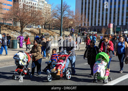 Denver, Colorado USA - 20. Januar 2014. Marchers Parade vom Stadtpark, Civic Center Park am 28. jährlichen Marade zum Gedenken an Dr. Martin Luther King.  Die Marade in Denver wird angepriesen als das größte Feier dieser Art im Land. Bildnachweis: Ed Endicott/Alamy Live-Nachrichten Stockfoto