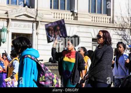 Denver, Colorado USA - 20. Januar 2014. Marchers Parade vom Stadtpark, Civic Center Park am 28. jährlichen Marade zum Gedenken an Dr. Martin Luther King.  Die Marade in Denver wird angepriesen als das größte Feier dieser Art im Land. Bildnachweis: Ed Endicott/Alamy Live-Nachrichten Stockfoto