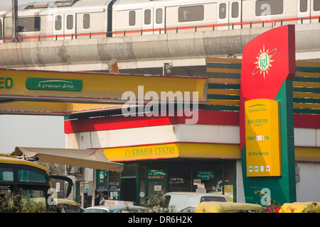 Ein komprimiertes Erdgas-Bahnhof in Delhi, Indien. alle Busse und Tuctucs Delhis laufen auf CNG, wodurch Delhis Probleme mit der Luftverschmutzung. Die Delhi Metro ist im Hintergrund. Stockfoto