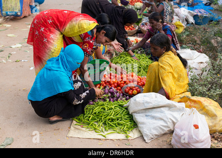 Indische Frauen kaufen Gemüse aus einem Straßenmarkt in Puttaparthi, Andhra Pradesh, Indien Stockfoto