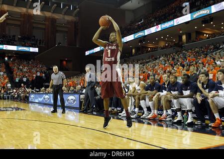 Charlottesville, Virginia, USA. 18. Januar 2014. Florida State Guard Devon Bookert (1) schießt ein 3-Punkte-Spiel während eine NCAA Basketball-Spiel Samstag, 18. Januar 2014 in Charlottesville, VA. Virginia besiegte Florida State 78-66. © Andrew Shurtleff/ZUMAPRESS.com/Alamy Live-Nachrichten Stockfoto