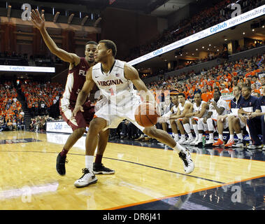 Charlottesville, Virginia, USA. 18. Januar 2014. Virginia bewachen Justin Anderson (1) Laufwerke an Florida State Türsteher Devon Bookert (1) bei einer NCAA Basketball-Spiel Samstag, 18. Januar 2014 in Charlottesville, VA. Virginia besiegte Florida State 78-66. © Andrew Shurtleff/ZUMAPRESS.com/Alamy Live-Nachrichten Stockfoto