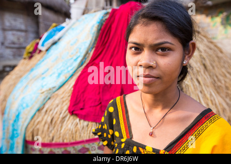Dorfbewohner in einem abgelegenen Subsistenzwirtschaft Dorf auf einer Insel in der Sunderbans, das Ganges Dreieck im Osten Indiens, die sehr anfällig für Meeresspiegel steigen. Stockfoto