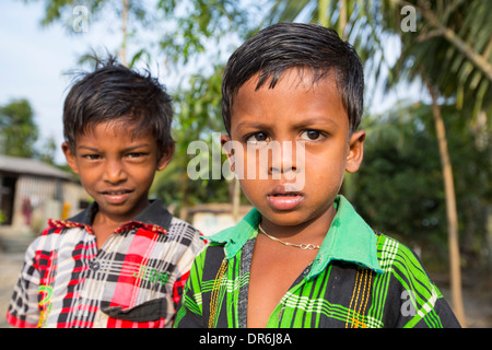 Dorfbewohner in einem abgelegenen Subsistenz Bauerndorf auf einer Insel in der Sunderbans, das Ganges Dreieck im Osten Indiens, die sehr Stockfoto