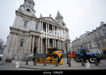 Full-Size-New Holland Mähdrescher und Traktor parken Sie vor St. Pauls Cathedral in London Großbritannien 16. Januar 2013 Stockfoto