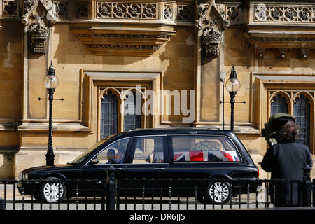 Der Sarg des ehemaligen Premierministerin Margaret Thatcher kommt mit einer Polizei-Eskorte bei den Houses of Parliament vor ihrem fune Stockfoto