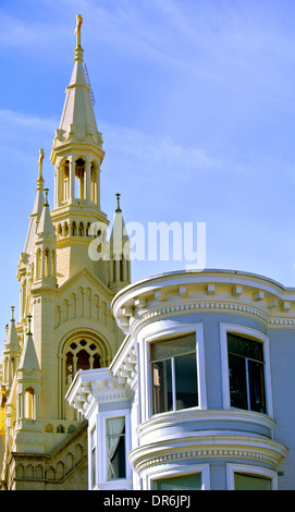 Ansicht von viktorianischen Erker und Heiligen Peter und Paul Kirche Spiralen in North Beach in San Francisco Stockfoto