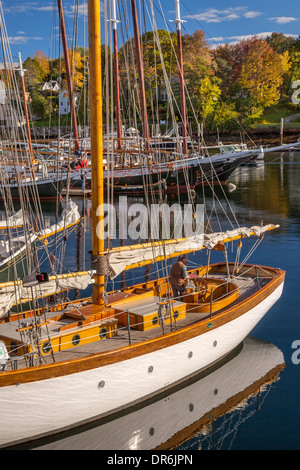 Bereitet das Segelboot für ein Segel am frühen Morgen, Camden, Maine, USA Stockfoto