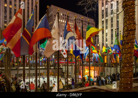 Internationale Fahnen umgeben die Eisbahn am Rockefeller Center in Manhattan, New York City, USA Stockfoto