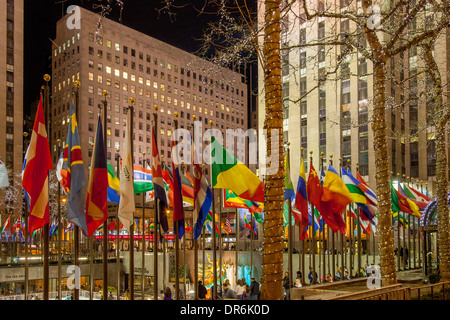 Internationale Fahnen umgeben die Eisbahn am Rockefeller Center in Manhattan, New York City, USA Stockfoto