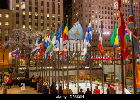 Internationale Fahnen umgeben die Eisbahn am Rockefeller Center in Manhattan, New York City, USA Stockfoto