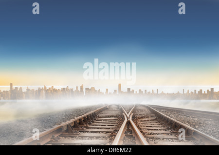 Bahngleise führt zu Stadt am Horizont Stockfoto