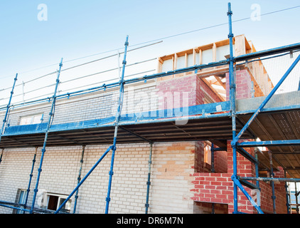 neues Haus im Bau gegen blauen Himmel Stockfoto