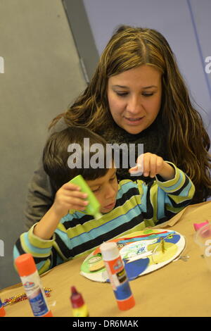 Garden City, New York, USA 20. Januar 2014. ALEXANDRA RIVERA und ihr Sohn JADEN RIVERA, 4 des Sea Cliff, schaffen Kunstwerke des Friedens am Programm Dreaming mit Dr. Martin Luther King, Jr. wo Kinder auch Dr. King Leben auf Long Island Kindermuseum erforscht, um den offiziellen bundesweiten Feiertag Geburtstag von Martin Luther King, Jr. zu feiern. Stockfoto