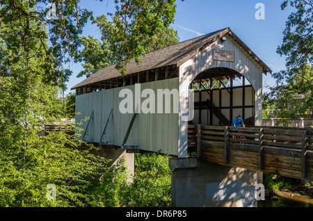 Historic Antelope Creek überdachte Brücke erbaut 1922 in Fußgängerverkehr umgewandelt.  Eagle Creek, Oregon Stockfoto