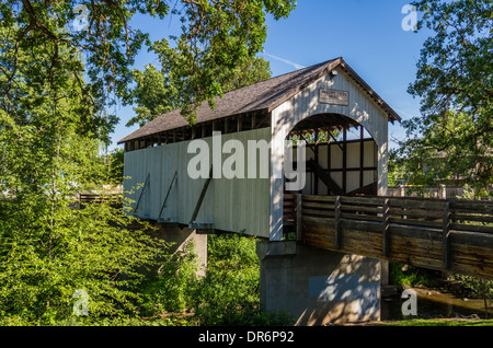 Historic Antelope Creek überdachte Brücke erbaut 1922 in Fußgängerverkehr umgewandelt.  Eagle Creek, Oregon Stockfoto