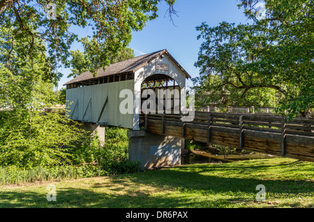 Historic Antelope Creek überdachte Brücke erbaut 1922 in Fußgängerverkehr umgewandelt.  Eagle Creek, Oregon Stockfoto