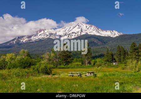 Blick auf Mt. Shasta Picknick-Tische in einem Park zeigen.  Mount Shasta, Kalifornien Stockfoto