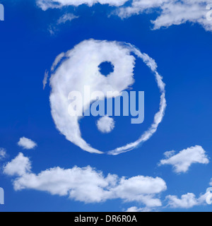 Yin-Yang spirituelles Symbol aus weißen Wolken am blauen Himmel gemacht. Meditation, Spiritualität-Konzept. Stockfoto