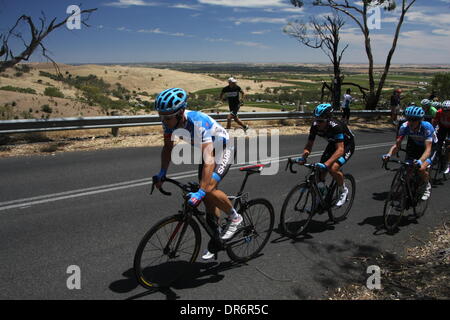 Barossa Valley, Australien. 21. Januar 2014. Nathan Haas (Garmin Sharp) führt die Besteigung des Mengler Hill in Phase 1 der Santos Tour Down Under 2014 vom Nurioopta zum Angaston, South Australia am 21. Januar 2014 Credit: Peter Mundy/Alamy Live News Stockfoto