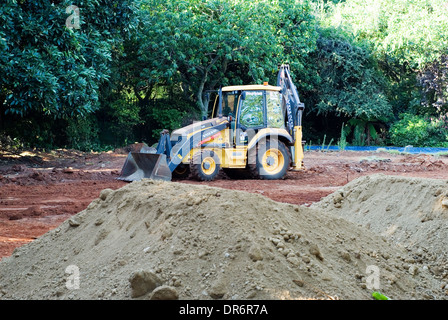 Grader Graben und Vorbereitung der Boden-Flächen für ein Haus zu bauen. Stockfoto