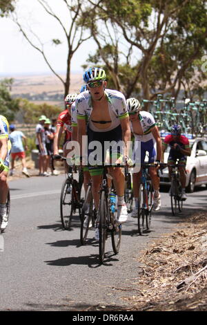 Barossa Valley, Australien. 21. Januar 2014. Luke Durbridge (Orica Greenedge) aufsteigender Mengler Hill nach arbeitet mit Hochdruck an der Vorderseite des das Hauptfeld auf Stufe 1 der Santos Tour Down Under 2014 von Nurioopta, Angaston, South Australia am 21. Januar 2014 Credit: Peter Mundy/Alamy Live News Stockfoto