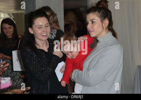 London, UK. 20. Januar 2014.  Imogen Thomas und ihre Tochter besucht die MediaSKIN NTA Gifting Lounge im Penthouse, 1 Leicester Square in London. Bildnachweis: Siehe Li/Alamy Live News Stockfoto