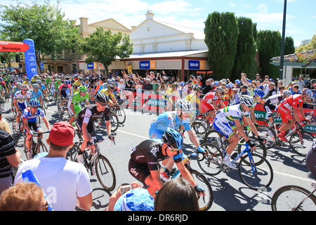 Nuriootpa, Barossa Valley, Australien. 21. Januar 2014. Fahrer verlassen den Start Punkt in Nuriootpa im Barossa Valley zu Beginn der Phase 1 der 2014 Santos Tour Down Under. Das Barossa Valley ist ein weltweit anerkannter Wein produzierenden Bereich in der Nähe von Adelaide Australien. Bildnachweis: Boris Karpinski/Alamy Live-Nachrichten Stockfoto