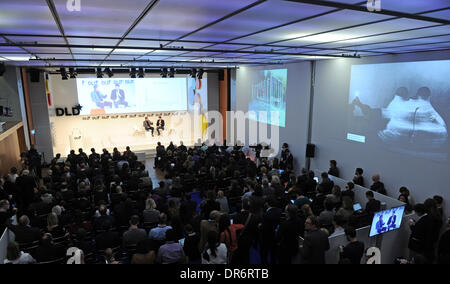 München/Deutschland - Januar 20: Jochen Wegner (Zeit Online, l.) spricht mit Eli Pariser (UpWorthy) auf dem Podium während der Digital Life Design (DLD) Konferenz im HVB Forum am 20. Januar 2014 in München. DLD ist ein globales Netzwerk für Innovation, Digitalisierung, Wissenschaft und Kultur, Wirtschaft, kreativen und sozialen Führer, Meinungsbildnern und Einflussfaktoren für Crossover Unterhaltung und Inspiration verbindet. (Foto: picture Alliance / Tobias Hase) Stockfoto