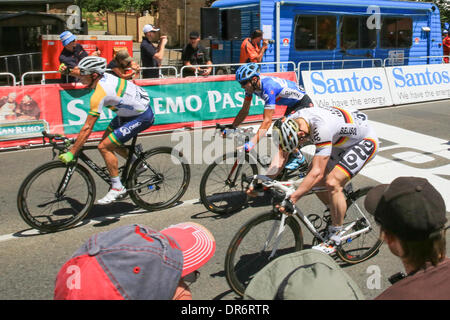 Nuriootpa, Barossa Valley, Australien. 21. Januar 2014. Simon Gerrans (AUS) aus dem Orica-Greenedge-Team schlägt Andre Greipel (GER) im Lotto Belisol Team in Phase 1 der 2014 Santos Tour Down Under in Angaston im Barossa Valley, in der Nähe von Adelaide in Australien. Bildnachweis: Boris Karpinski/Alamy Live-Nachrichten Stockfoto