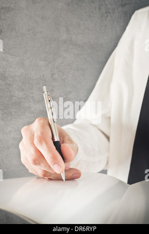 Geschäftsmann, Notizen schreiben oder unterschreiben. Schließen Sie herauf Bild mit Tiefenschärfe. Geschäftslage. Stockfoto