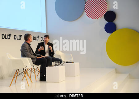 München/Deutschland - Januar 20: Jochen Wegner (Zeit Online, l.) spricht mit Eli Pariser (UpWorthy) auf dem Podium während der Digital Life Design (DLD) Konferenz im HVB Forum am 20. Januar 2014 in München. DLD ist ein globales Netzwerk für Innovation, Digitalisierung, Wissenschaft und Kultur, Wirtschaft, kreativen und sozialen Führer, Meinungsbildnern und Einflussfaktoren für Crossover Unterhaltung und Inspiration verbindet. (Foto: picture Alliance / Tobias Hase) Stockfoto